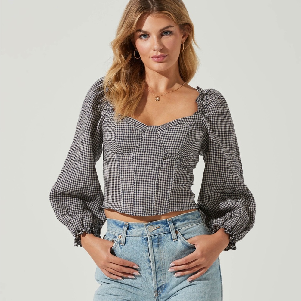 ASTR The Label CARDIFF GINGHAM SWEETHEART NECK LONG SLEEVE TOP